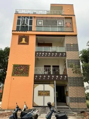 Three-storey residence in Dollars Colony