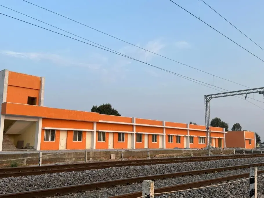 Huskur railway station building